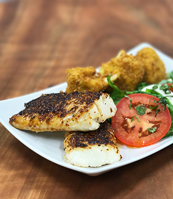 Aiglefin en croûte au harissa avec chou-fleur frit au curcuma et salade à la caprese