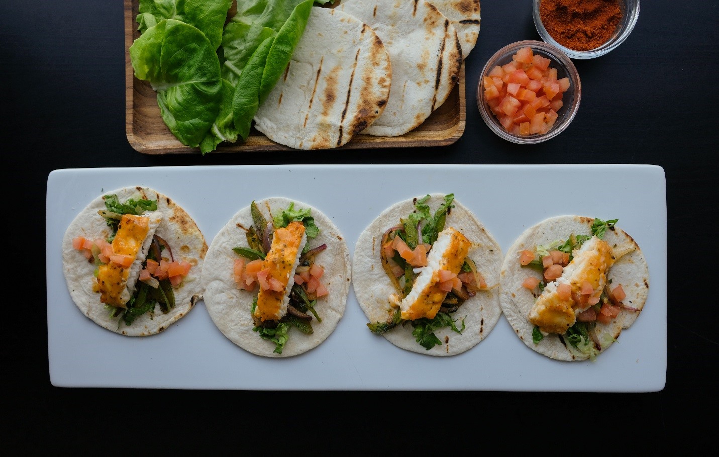 Un plat populaire en restaurant et amusant à partager : les tacos au poisson à la méditerranéenne