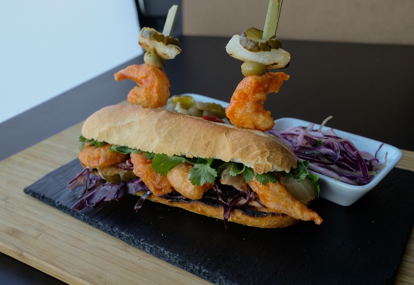 Po’ boy aux crevettes Bam Ban style banh mi – Un plat fusion où se rencontrent l’Orient et l’Occident