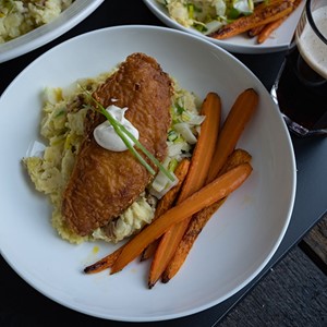 Morue en pâte à la bière Guinness à la mode de Belfast sur lit de colcannon au chou et poireau grillés avec carottes rôties et aïoli au carvi grillé